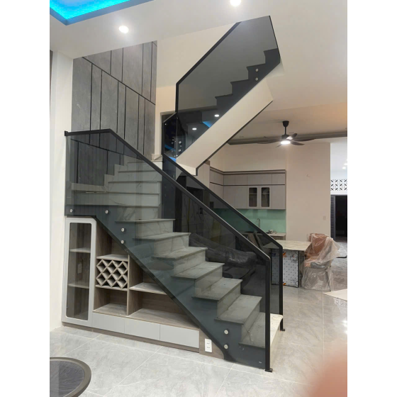 Cầu thang kính công trình