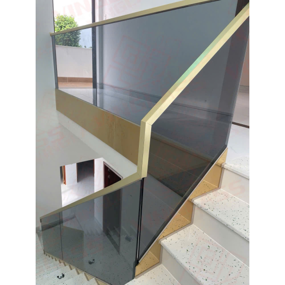 Cầu thang kính công trình